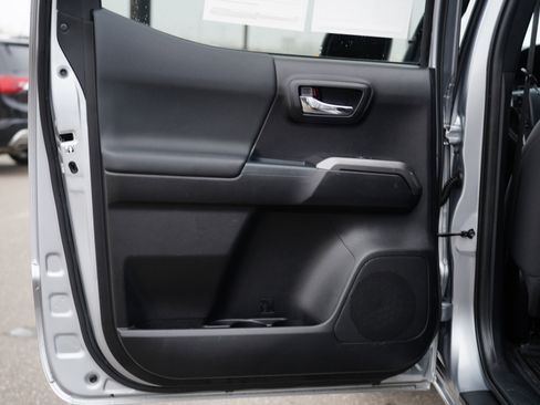 Used 2018 Toyota Tacoma TRD Off-Road image 19