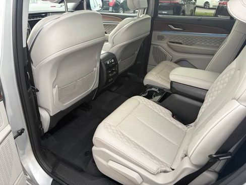 Used 2023 Jeep Grand Cherokee L Summit w/ Luxury Tech Group V AWD/4WD image 29