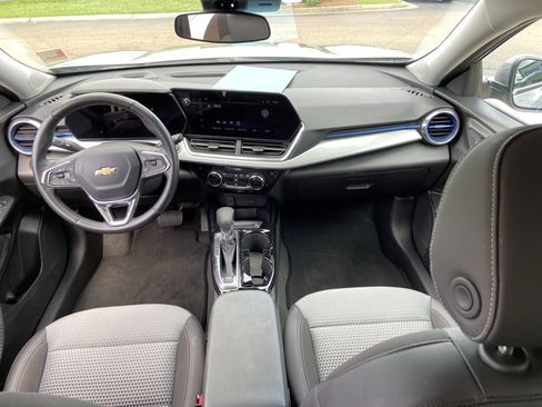 Used 2025 Chevrolet Trax LT w/ LT Convenience Package FWD image 47