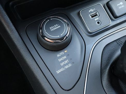 Used 2021 Jeep Cherokee Latitude Lux w/ Comfort/Convenience Group AWD/4WD image 26