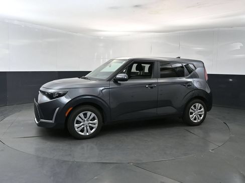 Used 2023 Kia Soul LX FWD image 2