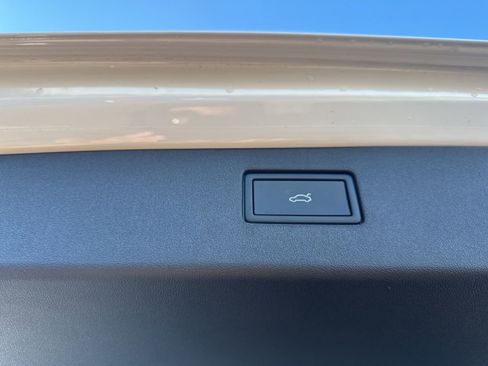 Certified 2025 Volkswagen Tiguan SE image 35