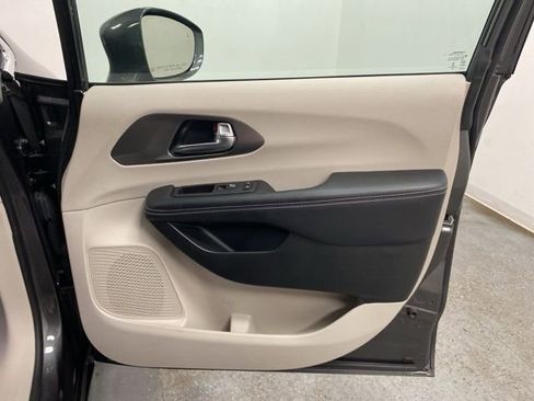 Used 2022 Chrysler Pacifica Touring-L FWD image 24