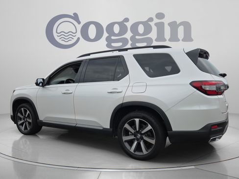 Certified 2025 Honda Pilot Touring image 3