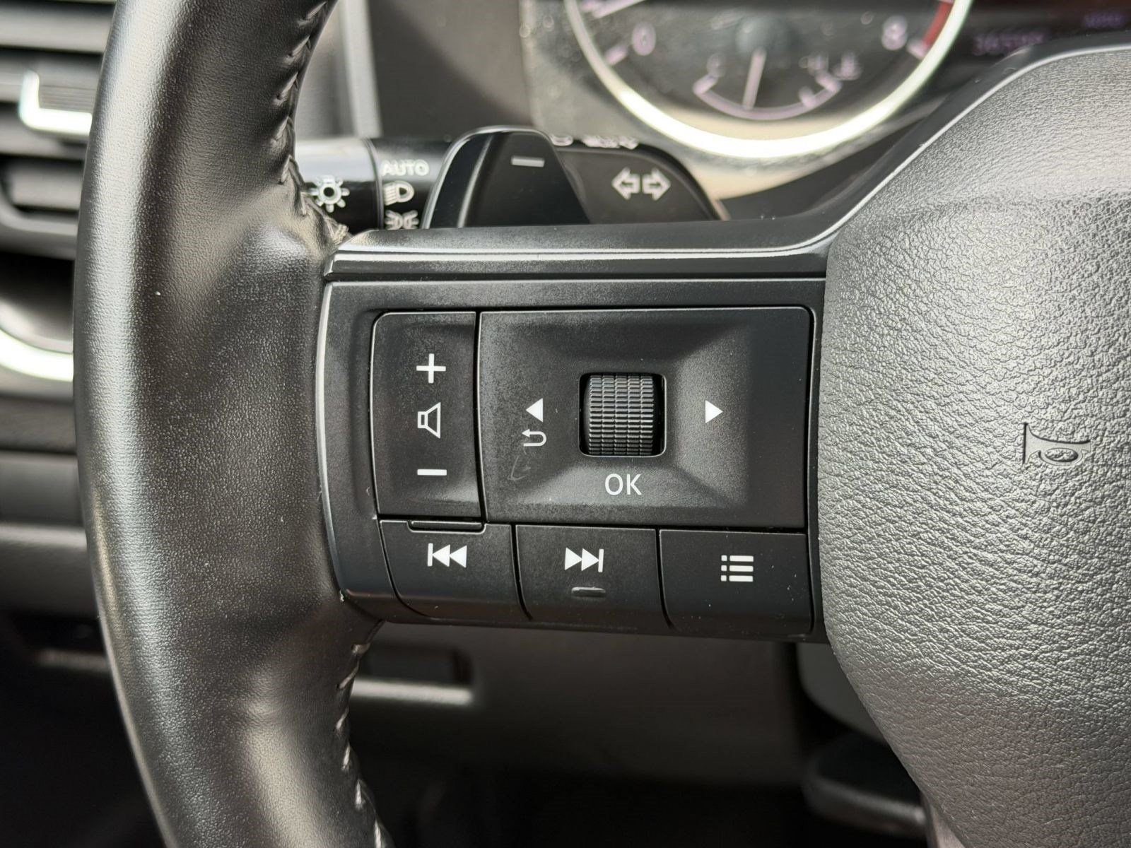 Used 2025 Nissan Rogue SV AWD/4WD image 18
