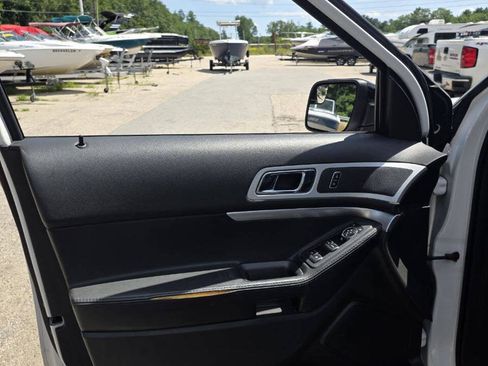 Used 2014 Ford Explorer XLT w/ Equipment Group 202A AWD/4WD image 10
