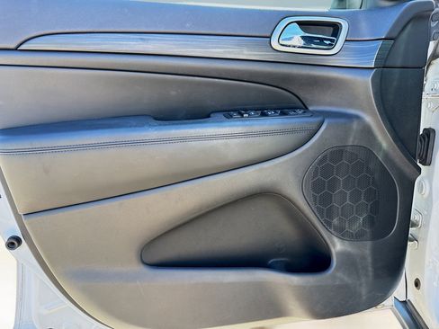 Used 2019 Jeep Grand Cherokee Laredo image 21