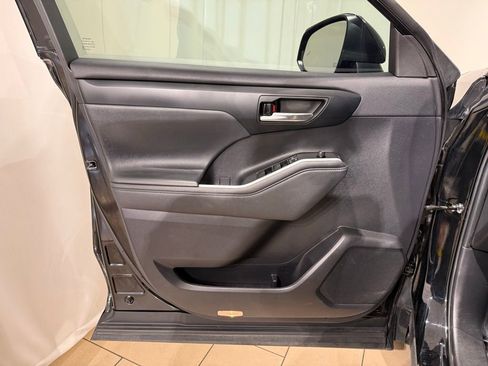 Used 2023 Toyota Highlander XLE FWD image 15