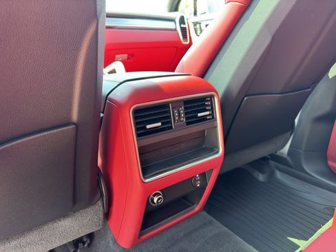 Used 2022 Porsche Cayenne Platinum Edition image 25