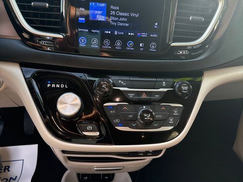 Used 2017 Chrysler Pacifica Touring-L w/ Tire & Wheel Group image 17