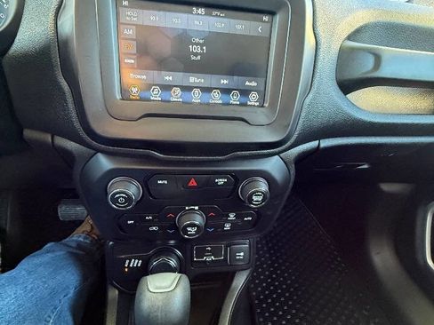 Used 2018 Jeep Renegade Latitude w/ Cold Weather Group image 21