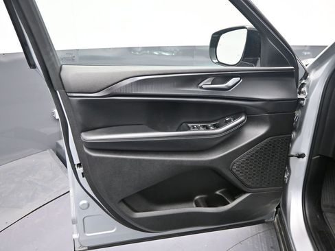 Used 2023 Jeep Grand Cherokee L Laredo image 12