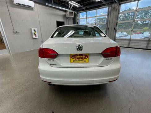 Used 2011 Volkswagen Jetta SE FWD image 4