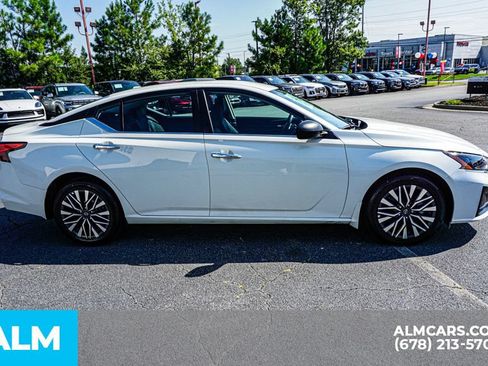 Used 2025 Nissan Altima 2.5 SV FWD image 8