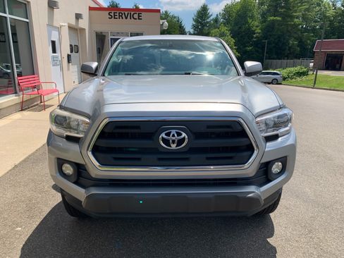 Used 2017 Toyota Tacoma SR5 w/ Tow Package RWD image 2