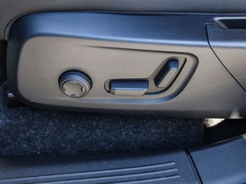 Used 2023 Volvo C40 P8 Recharge Ultimate image 21