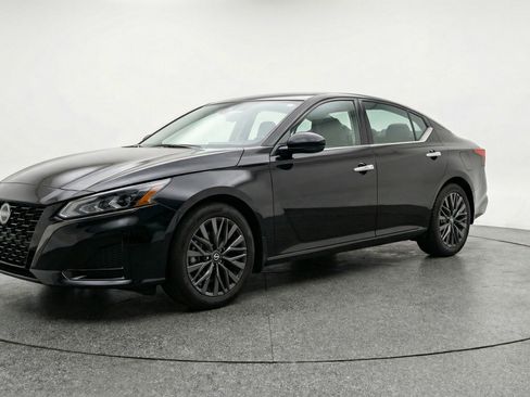 Used 2025 Nissan Altima 2.5 SV FWD image 3