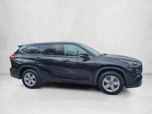 Used 2021 Toyota Highlander LE FWD image 4