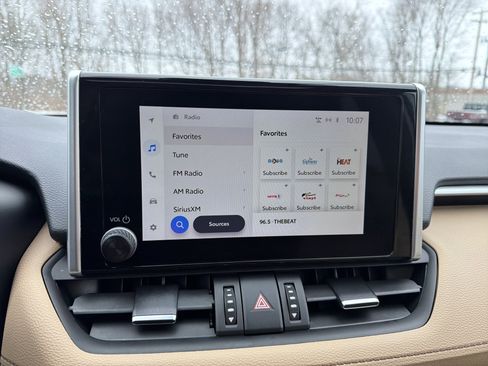 Used 2023 Toyota RAV4 XLE Premium image 17