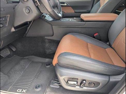 Used 2024 Lexus GX 550 w/ Accessory Package (2T) AWD/4WD image 9