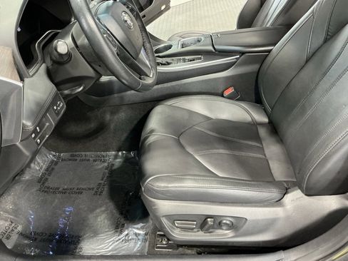 Used 2022 Toyota Avalon XLE image 18
