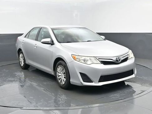 Used 2012 Toyota Camry LE image 3