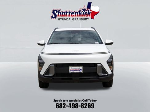 Used 2025 Hyundai Kona SEL FWD image 2