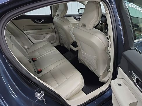 Used 2019 Volvo S60 T8 Inscription image 18