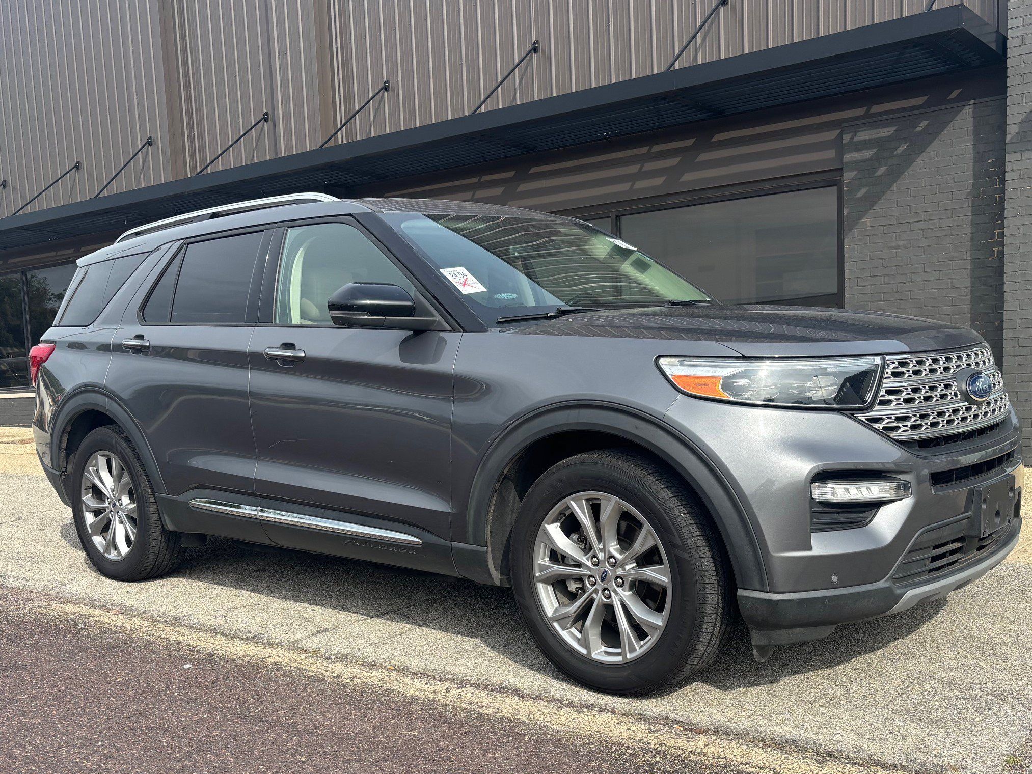 Used 2021 Ford Explorer Limited w/ Equipment Group 301A RWD image 3
