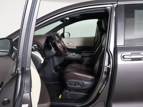 Used 2023 Toyota Sienna Platinum AWD/4WD image 31