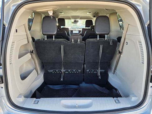 Used 2023 Chrysler Pacifica Touring-L image 14
