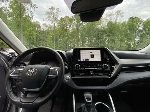 Used 2023 Toyota Highlander LE AWD/4WD image 18