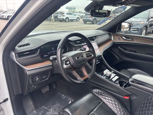 Used 2022 Jeep Grand Cherokee L Summit w/ Luxury Tech Group V image 17