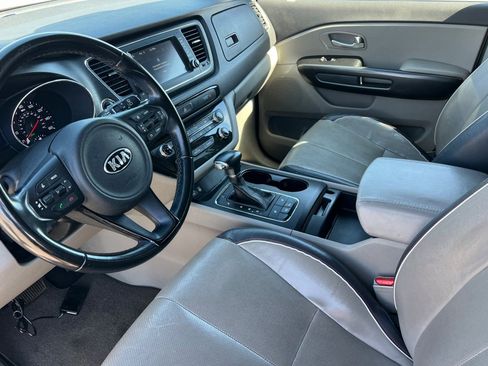 Used 2017 Kia Sedona LX w/ LX Essentials Premium Package FWD image 7
