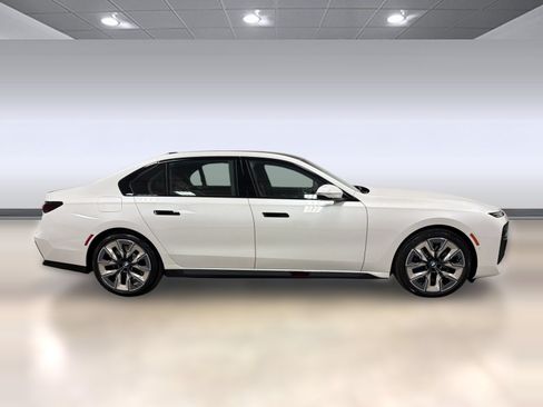 Used 2026 BMW 740i w/ Premium Package RWD image 7