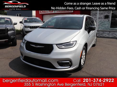 Used 2026 Chrysler Pacifica Select FWD image 1