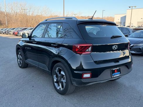 Used 2024 Hyundai Venue SEL image 3