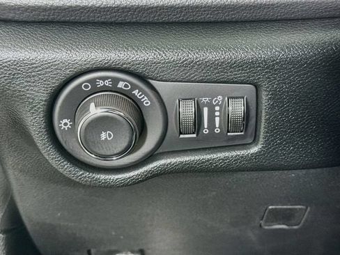 Used 2026 Chrysler Pacifica Select AWD/4WD image 10