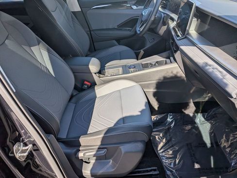 Used 2025 Volkswagen Tiguan SE w/ Panoramic Sunroof Package image 32