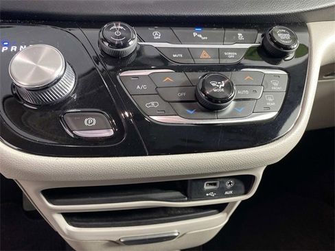 Used 2018 Chrysler Pacifica Touring-L image 23