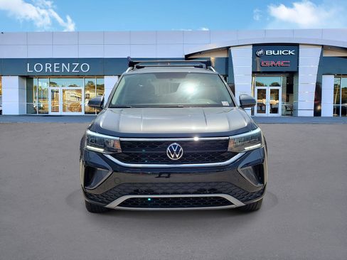 Used 2022 Volkswagen Taos SE FWD image 2