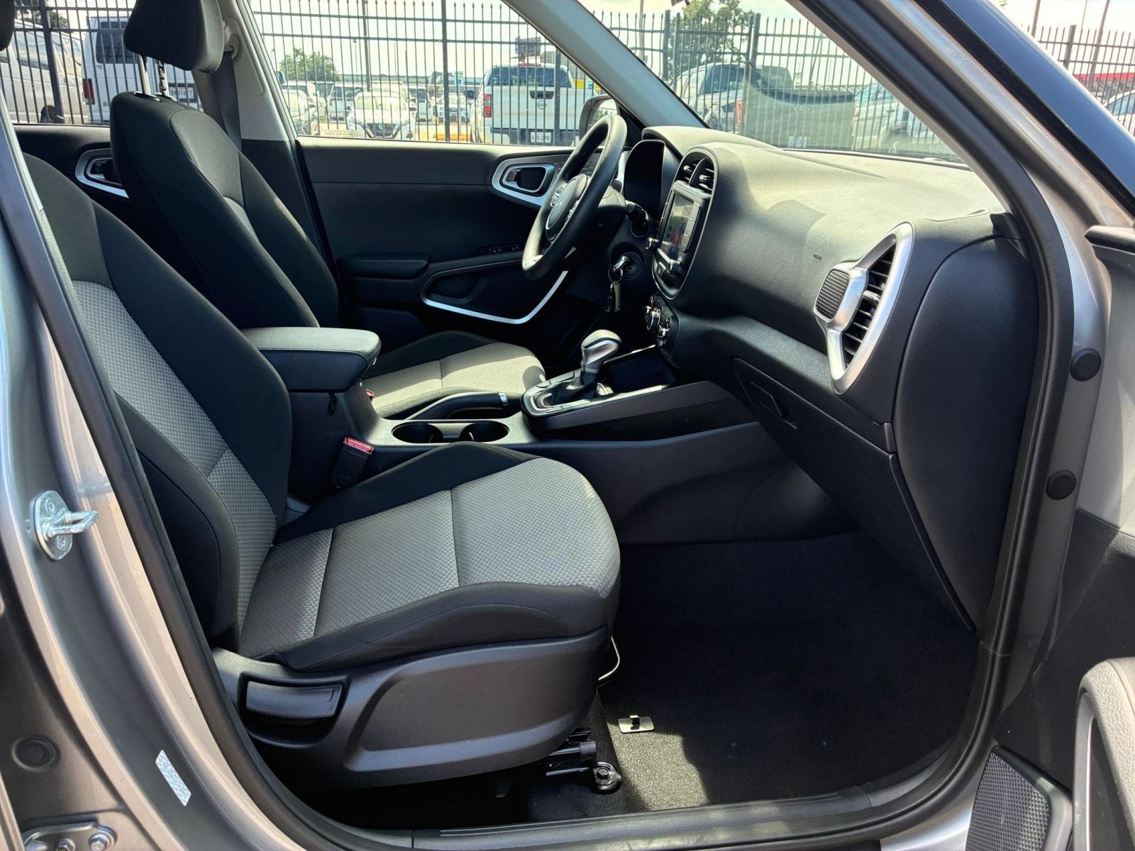 Used 2025 Kia Soul LX w/ LX Technology Package FWD image 33