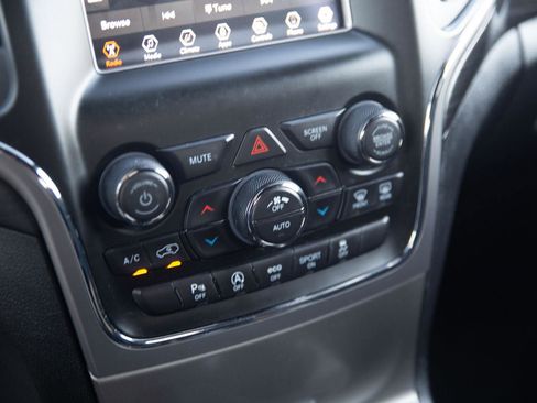 Used 2021 Jeep Grand Cherokee Laredo image 15