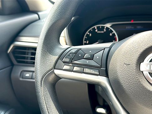 Used 2025 Nissan Altima 2.5 SV FWD image 29