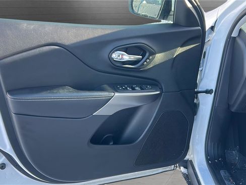 Used 2021 Jeep Cherokee Limited image 22