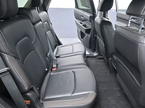 Used 2025 Nissan Pathfinder SL image 25