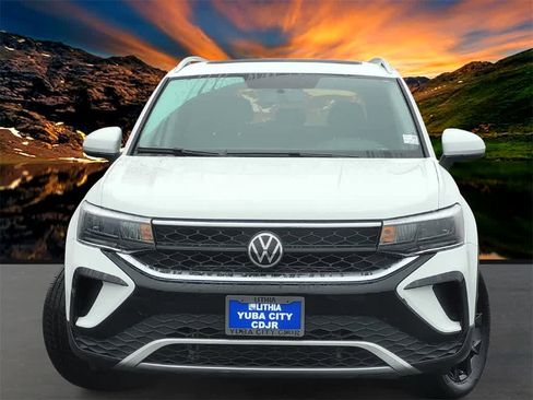 Used 2022 Volkswagen Taos SE w/ Panoramic Sunroof Package image 2