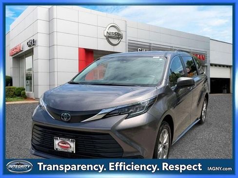 Used 2022 Toyota Sienna LE FWD image 4