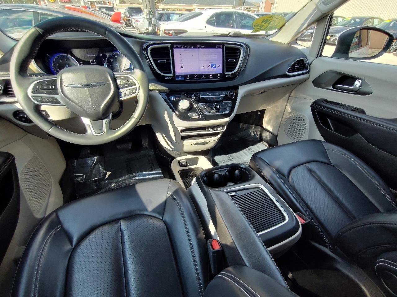 Used 2023 Chrysler Pacifica Touring-L FWD image 40