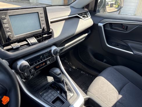 Used 2019 Toyota RAV4 LE AWD/4WD image 22